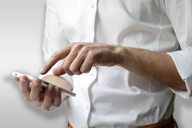 Foto von Man mit Handy in der Hand