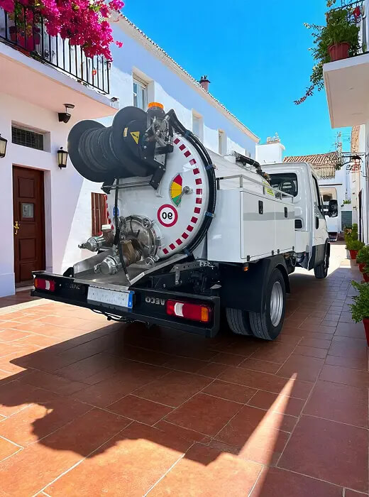 Foto von Kanalreinigungs-Lkw in schmaller Straße