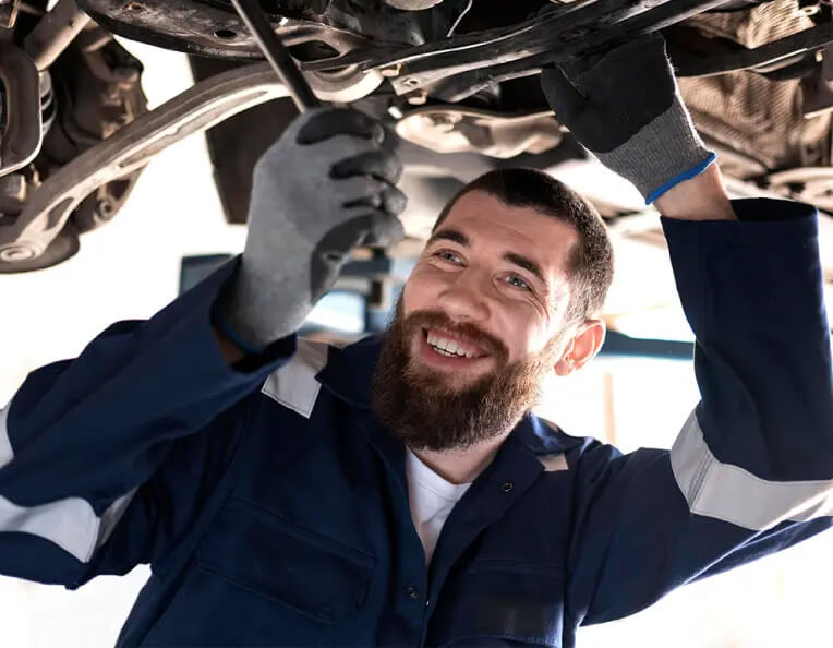 Foto von Mechaniker unter LKW