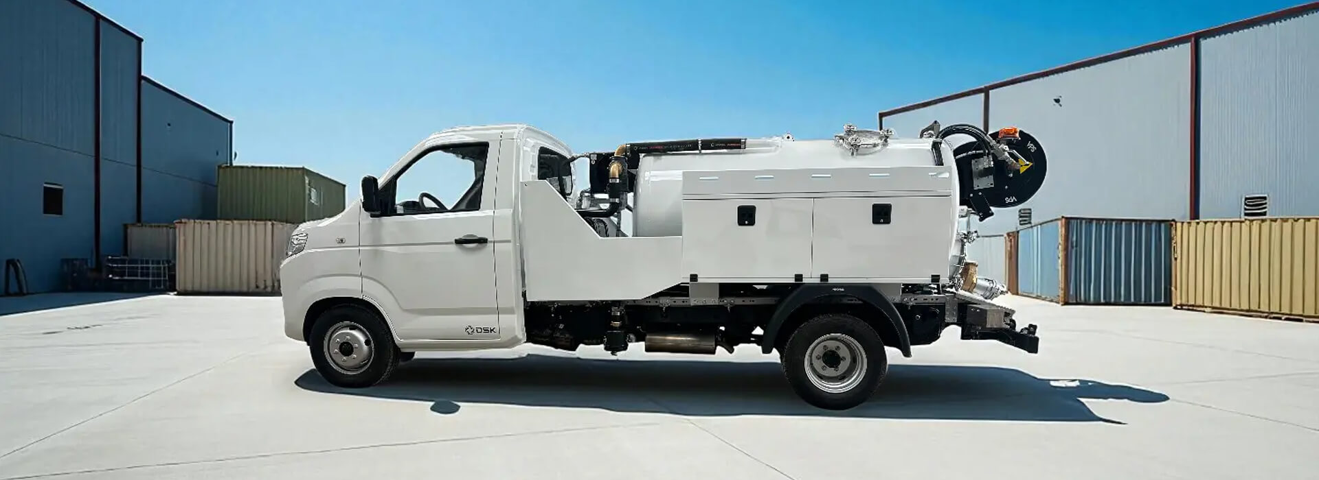 Hochdruckspül- und Saugfahrzeug DFSK DSK Q51 - Fahrzeug für die industrielle Rohrreinigung