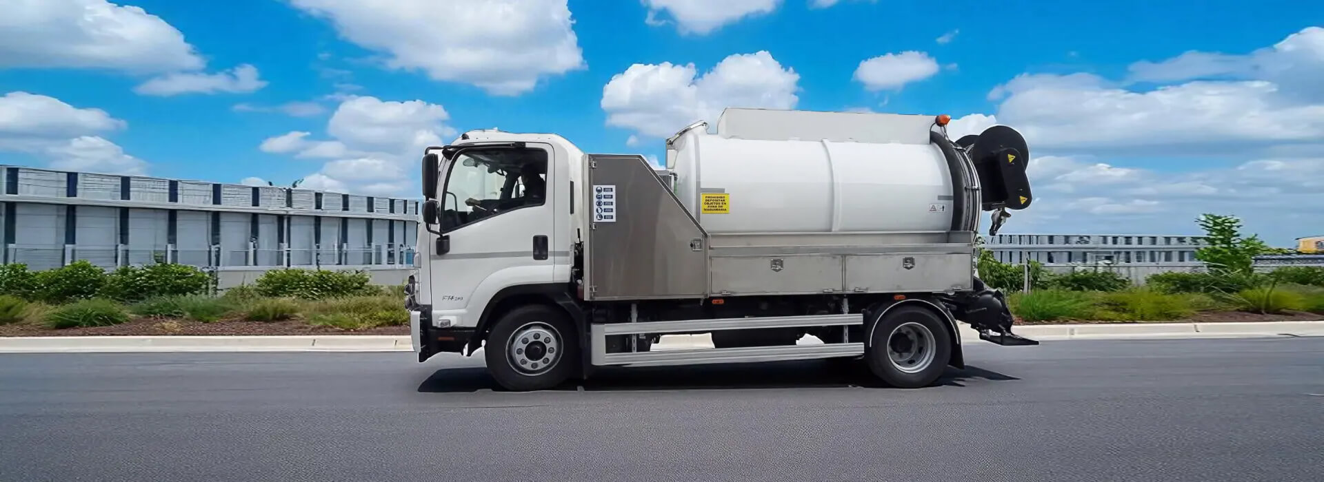 Hochdruckspül- und Saugfahrzeug ISUZU F11 / F14 / F16 - Fahrzeug für die industrielle Rohrreinigung