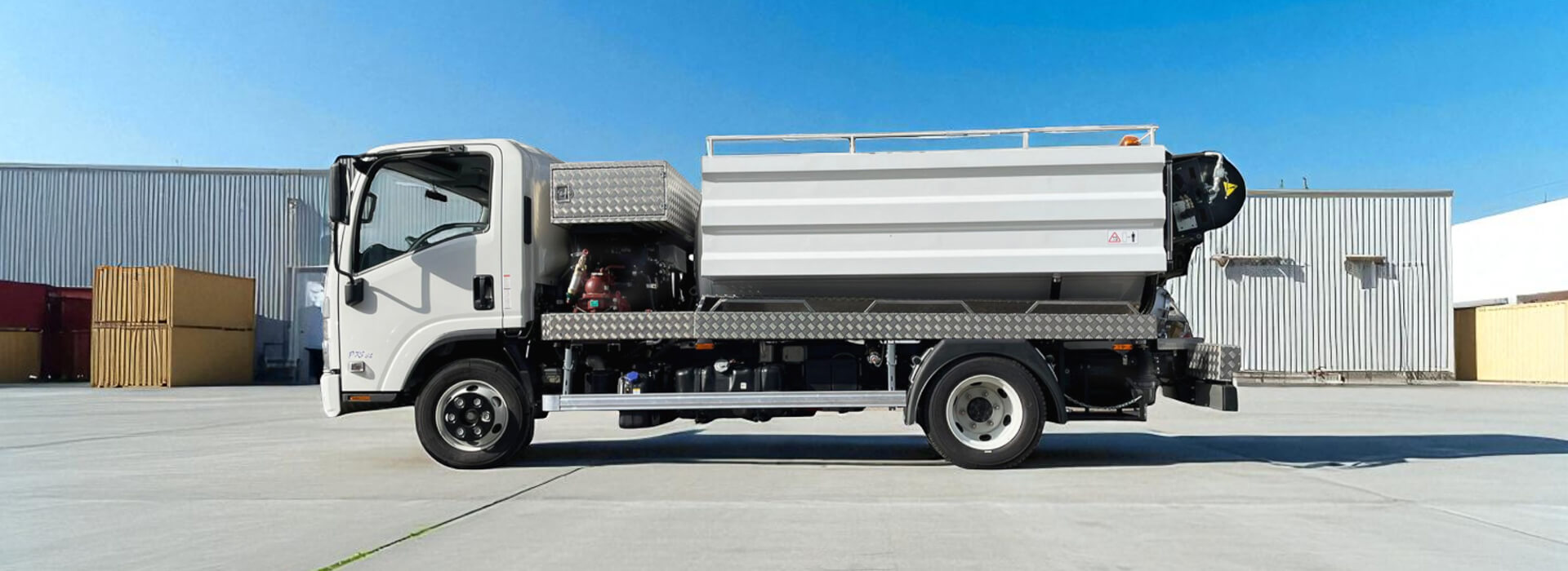 Hochdruckspül- und Saugfahrzeug ISUZU P75 - Fahrzeug für die industrielle Rohrreinigung