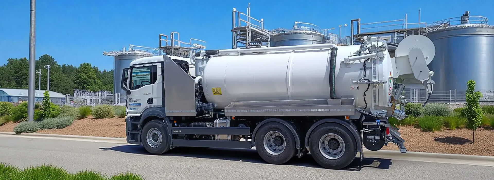 Hochdruckspül- und Saugfahrzeug IVECO T-WAY 6X6 - Fahrzeug für die industrielle Rohrreinigung